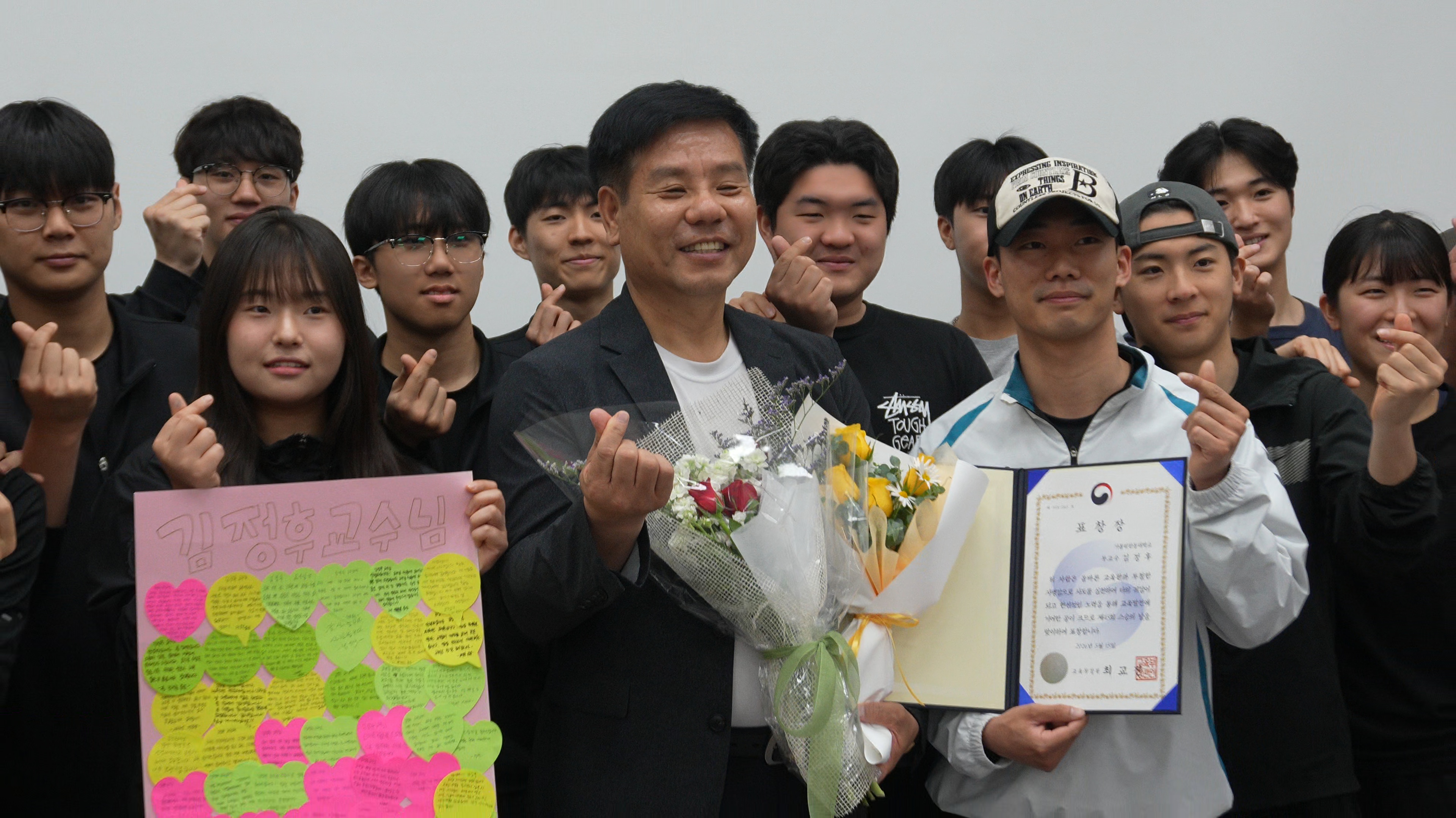 가톨릭관동대, 스승의 날 맞아 ‘카네이션에 담은 제자의 마음’ 사제지간 정 나눠 대표이미지